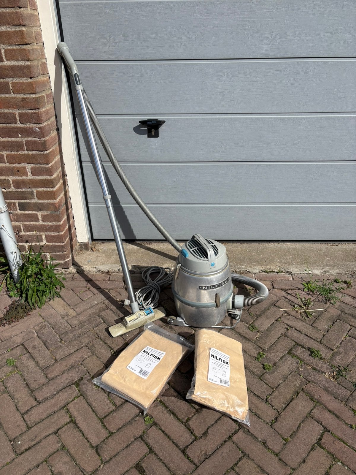 Krachtige industriele stofzuiger Nilfisk tijpe GSD, Gebruikt, Industriële stofzuiger, Minder dan 1200 watt, Ophalen
