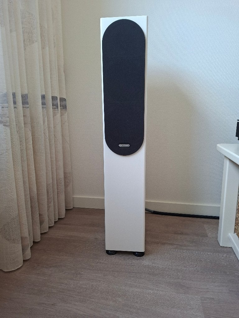 2 Monitor Audio Silver 200 satin white speakers