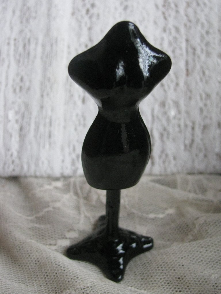 Zwart Metalen Miniatuur Paspop - 8 cm, Verzenden, Gebruikt, Decoratie