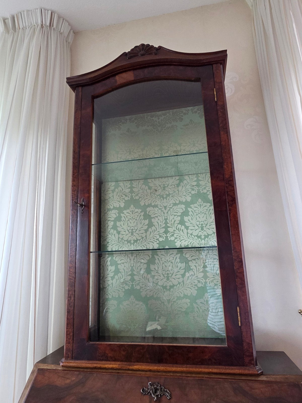 Antieke vitrine, Ophalen