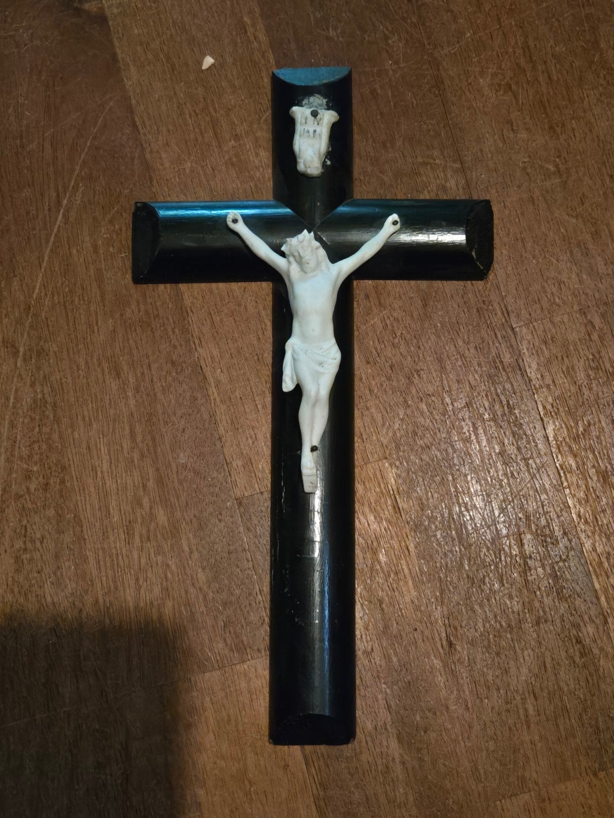 Crucifix kruisbeeld zwart met witte Christus, Antiek en Kunst, Antiek | Religie, Ophalen of Verzenden