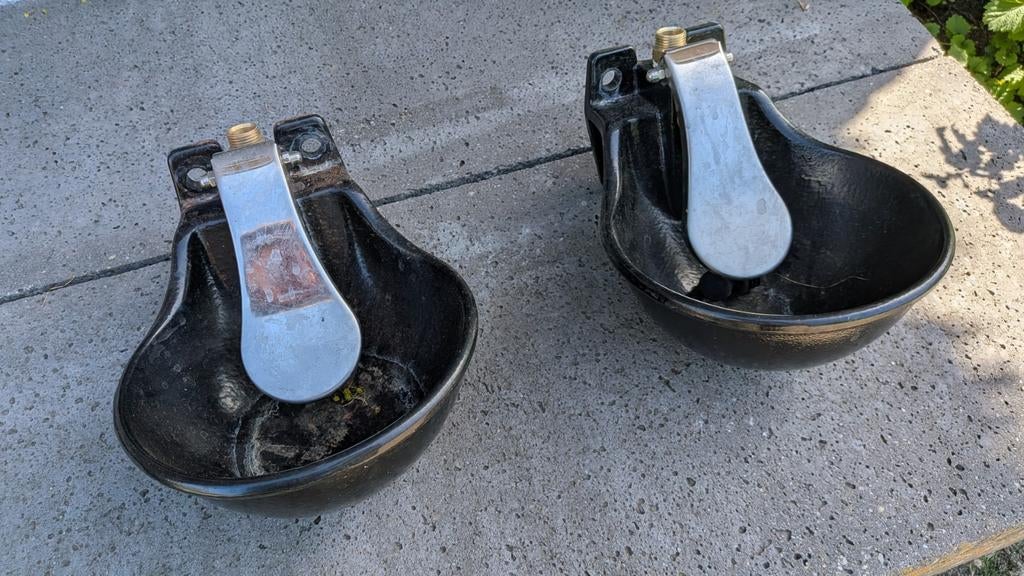 2x drinkbak van gietijzer met RVS lepel., Ophalen, Zo goed als nieuw