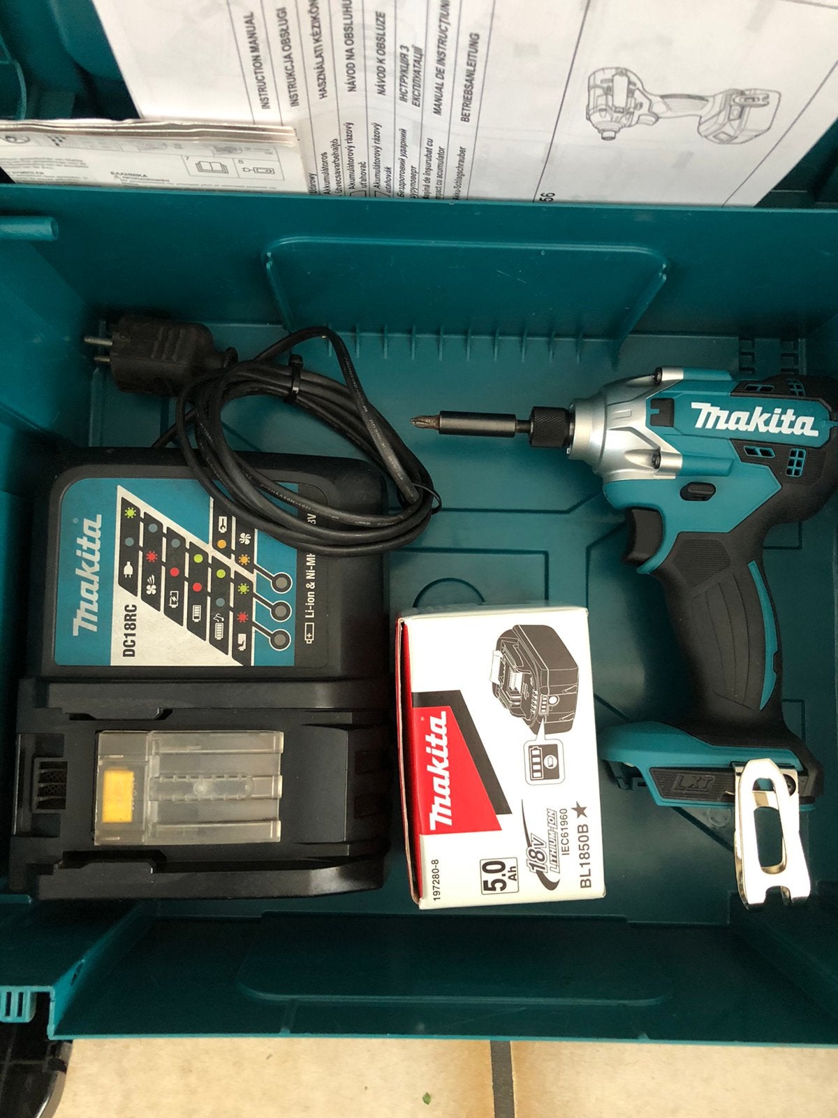 Nieuw makita schroevendraaier met accu 5 ah een oplader, Doe-het-zelf en Verbouw, Gereedschap | Boormachines, Ophalen, Zo goed als nieuw