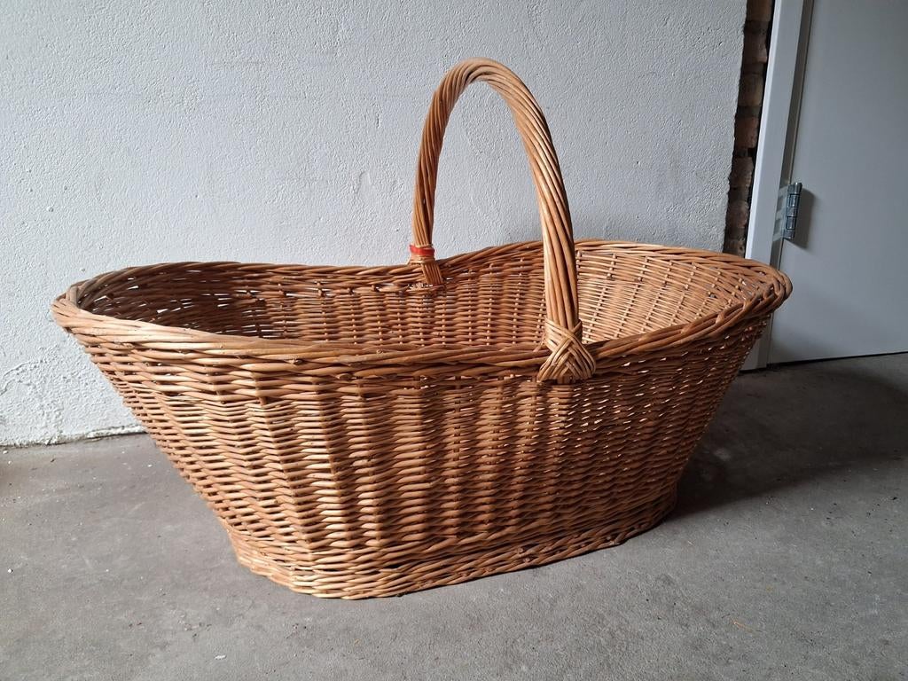 Rotan mand met hengsel, Huis en Inrichting, Woonaccessoires | Schalen en Manden, Ophalen, Gebruikt, Mand, Rond