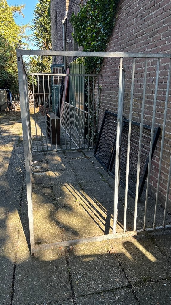 Mooi hondenhok/hondenren met deur & voederbakhouder, Dieren en Toebehoren, Hondenhokken, Ophalen, 100 cm of meer, Hondenhok, 110 cm of meer