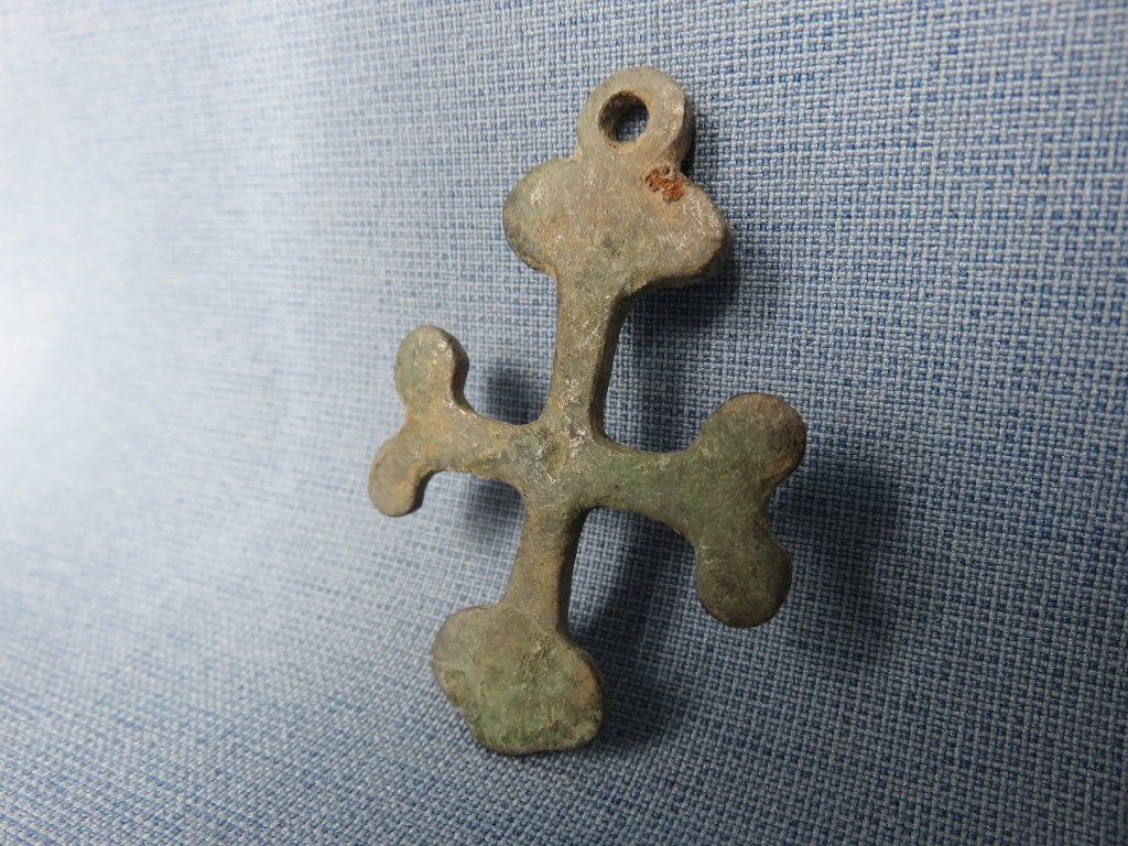 Middeleeuwen - kruisje, brons - 13e - 14e eeuw - bodemvondst, Ophalen of Verzenden