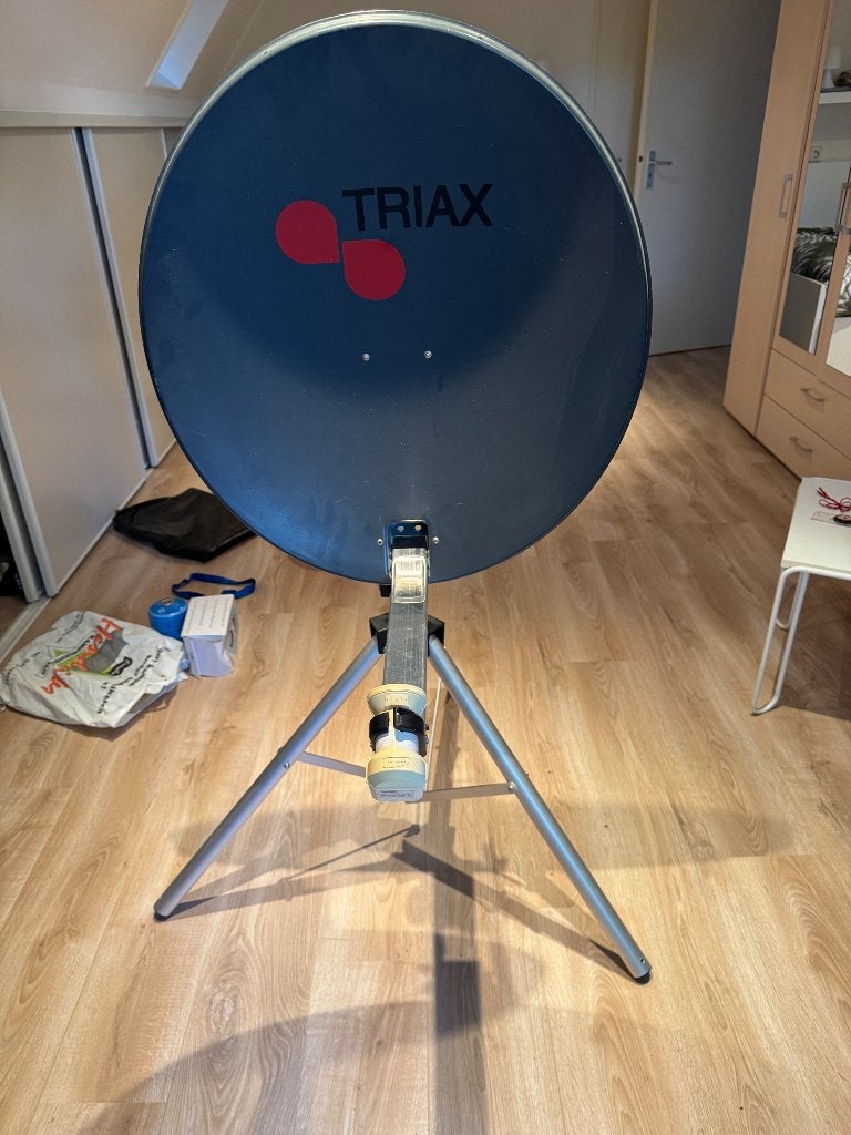 Triax schotelantenne met statief en satellietzoeker, Ophalen, Gebruikt