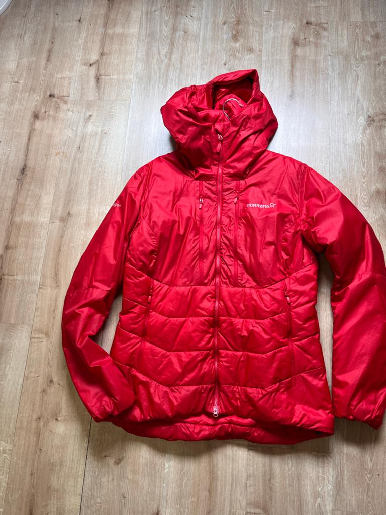 Norrøna Trollveggen donsjas rood maat L Dames, Ophalen of Verzenden, Zo goed als nieuw, Maat 42/44 (L), Rood