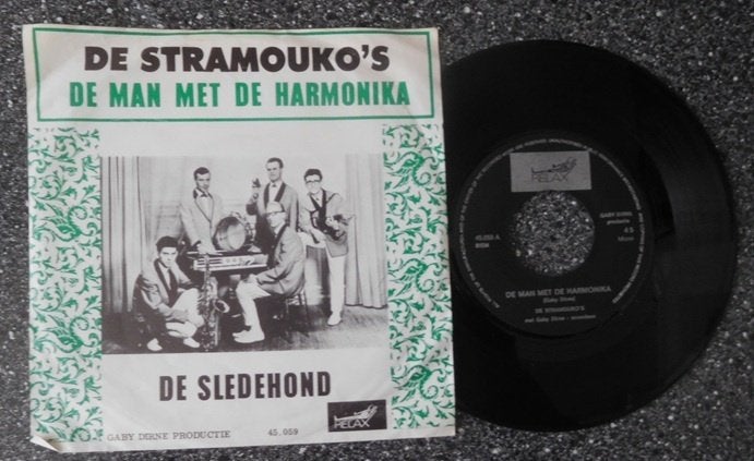 De Stramouko's - de man met de harmonica (vanaf € 6,50, Verzenden, Zo goed als nieuw, 7 inch, Levenslied of Smartlap