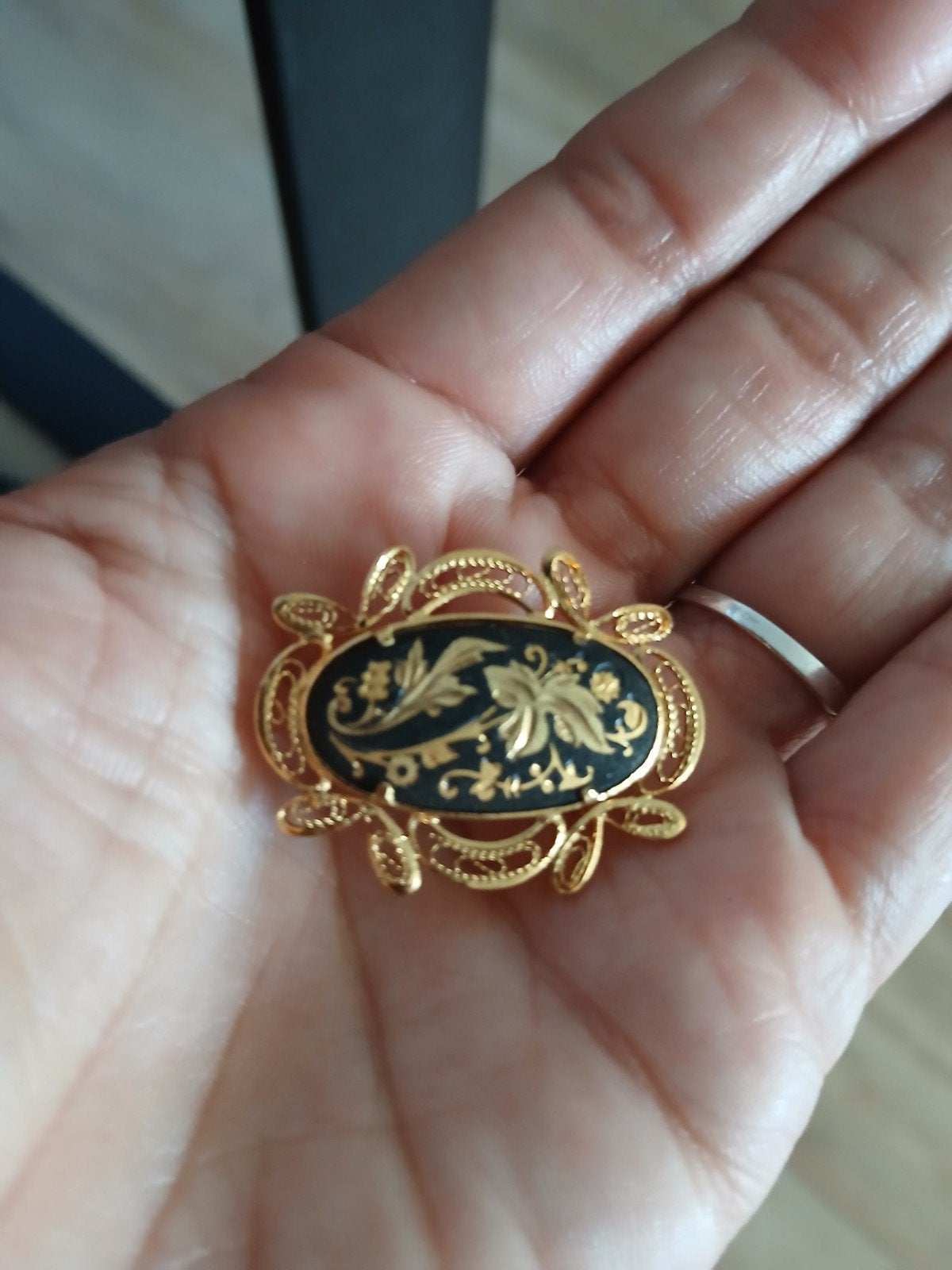 Vintage broche Damascene style, Ophalen of Verzenden, Zo goed als nieuw, Overige materialen
