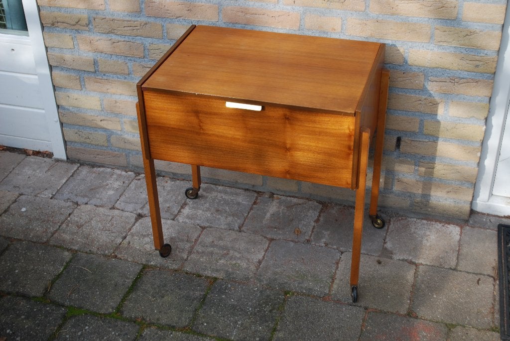 Vintage houten naaidoos op wieltjes, Ophalen