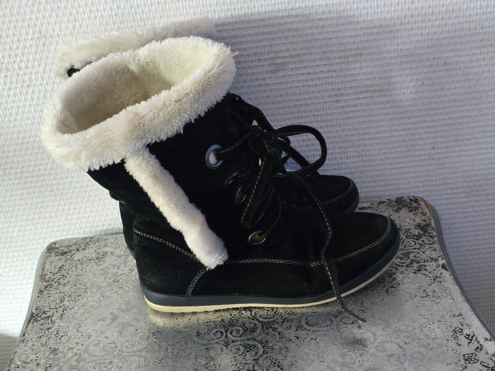 Zwarte suède snowboots met bont voering - Maat 37, Zwart, Snowboots, Ophalen of Verzenden, Onbekend
