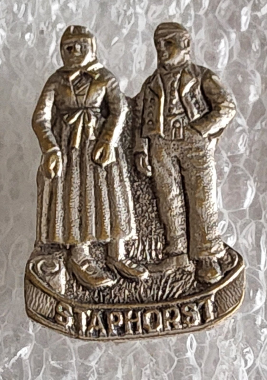 Vintage Speldje Staphorst Klederdracht Man Vrouw, Verzamelen, Ophalen of Verzenden, Gebruikt, Overige onderwerpen, Speldje of Pin