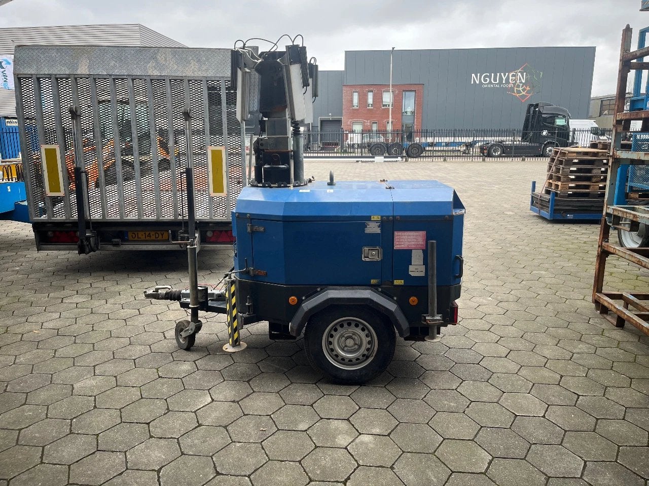 Lichtkar met benzine motor, Ophalen, Gebruikt, Met statief, Armatuur