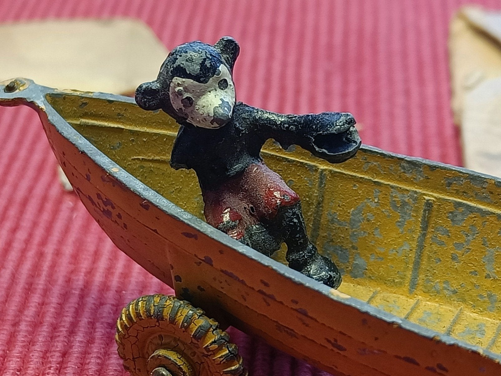 Mickey Mouse in bootje. Antiek speelgoed. Salco Disney, Antiek en Kunst, Ophalen of Verzenden