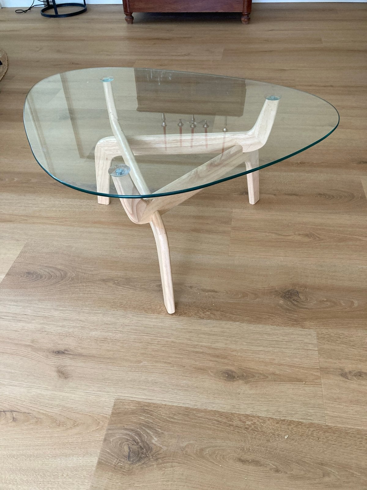 Glazen bijzettafel met houten onderstel - Driehoek, Huis en Inrichting, Ophalen, Gebruikt, Overige vormen, Glas