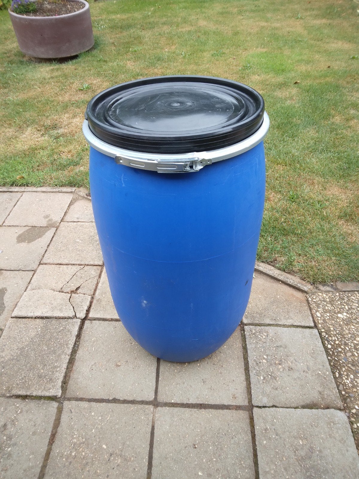 120 L kunstofton met klemdeksel, 150 liter of meer, Ophalen