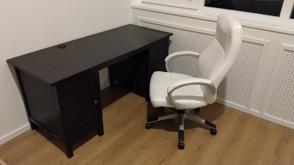 Gratis afhalen: Hemnes bureau en bureaustoel, Ophalen, Zwart, Hout, Schoolbureau