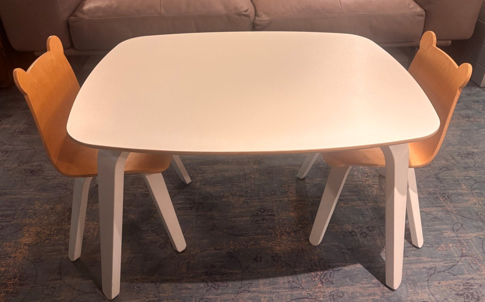 Oeuf NYC speeltafel met 2 bijpassende beren stoeltjes, Ophalen, Zo goed als nieuw, Tafel(s) en Stoel(en)