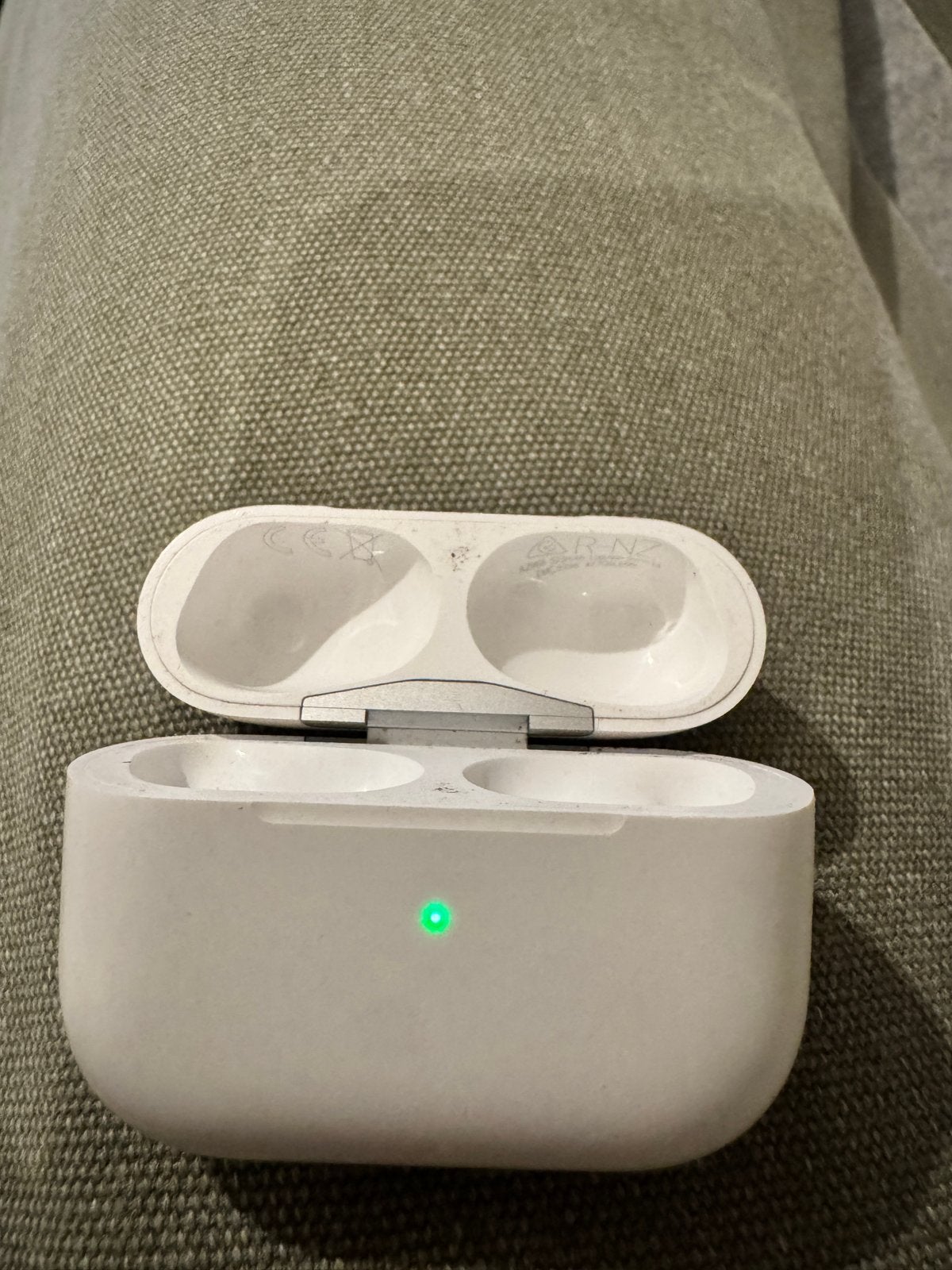 AirPods Pro 2 Oplaadcase (A2968) - Magsafe + USB-C, Draadloos opladen, Ophalen of Verzenden, Zo goed als nieuw, Apple