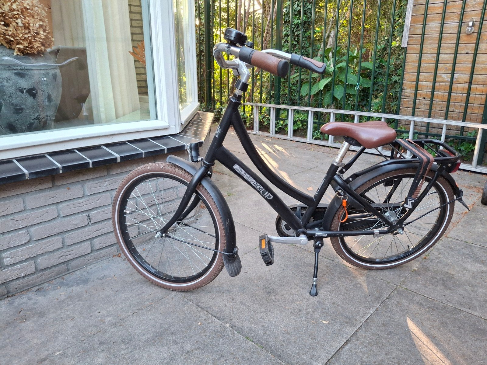 Nette zwarte fiets met bruin zadel en bagagedrager, Fietsen en Brommers, Ophalen, Gebruikt, Velgrem, Overige merken