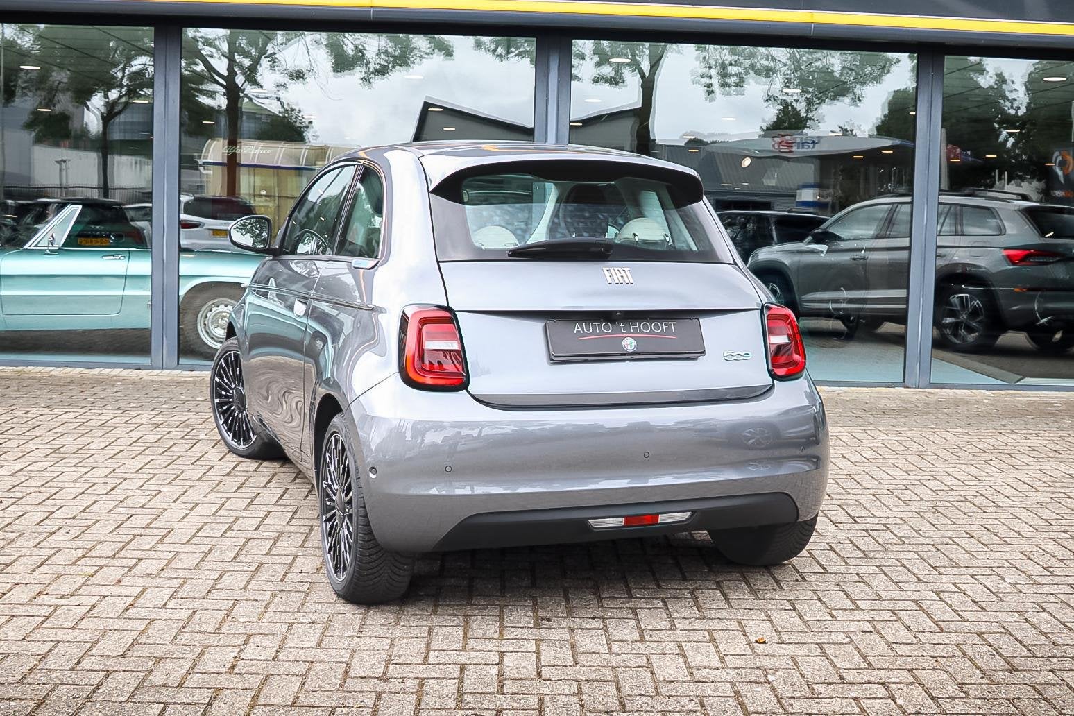 Fiat 500e La Prima 42 kWh PANO / STOELVERW / ALL SEASON, Gebruikt, 118 pk, Automatische klimaatregeling, 4 stoelen