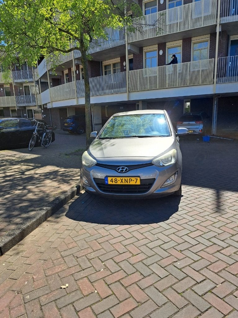 Hyundai i20 1.2I 5-DRS 2012 Grijs, Auto's, 31 €/maand, 4 cilinders, Origineel Nederlands, Grijs