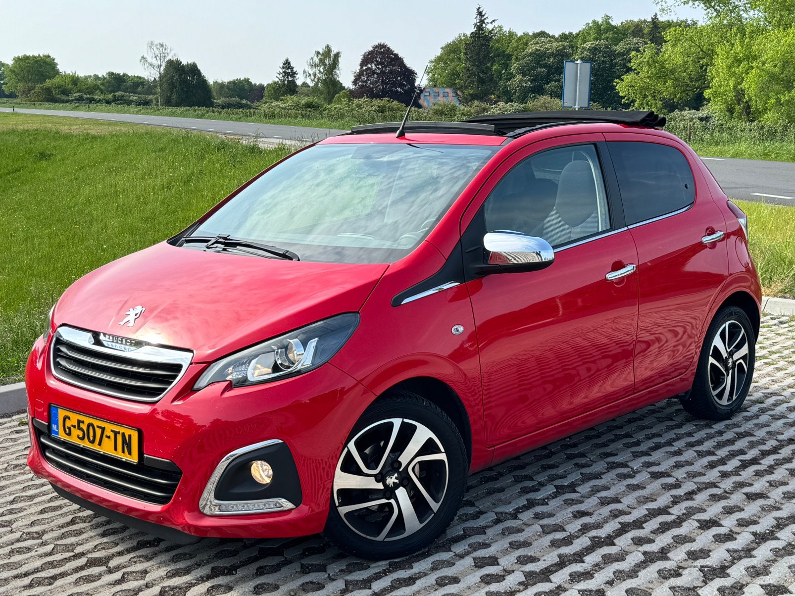Peugeot 108 1.2 82PK Allure, Opendak, Uniek, Stoelverwarming, Voorwielaandrijving, Euro 5, Stof, 1199 cc