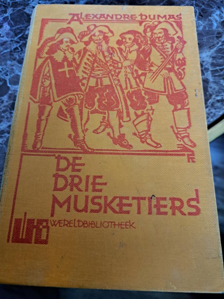 De Drie Musketiers - Alexandre Dumas (1e druk), Boeken, Ophalen of Verzenden, Gelezen, Alexandre Dumas, Nederland