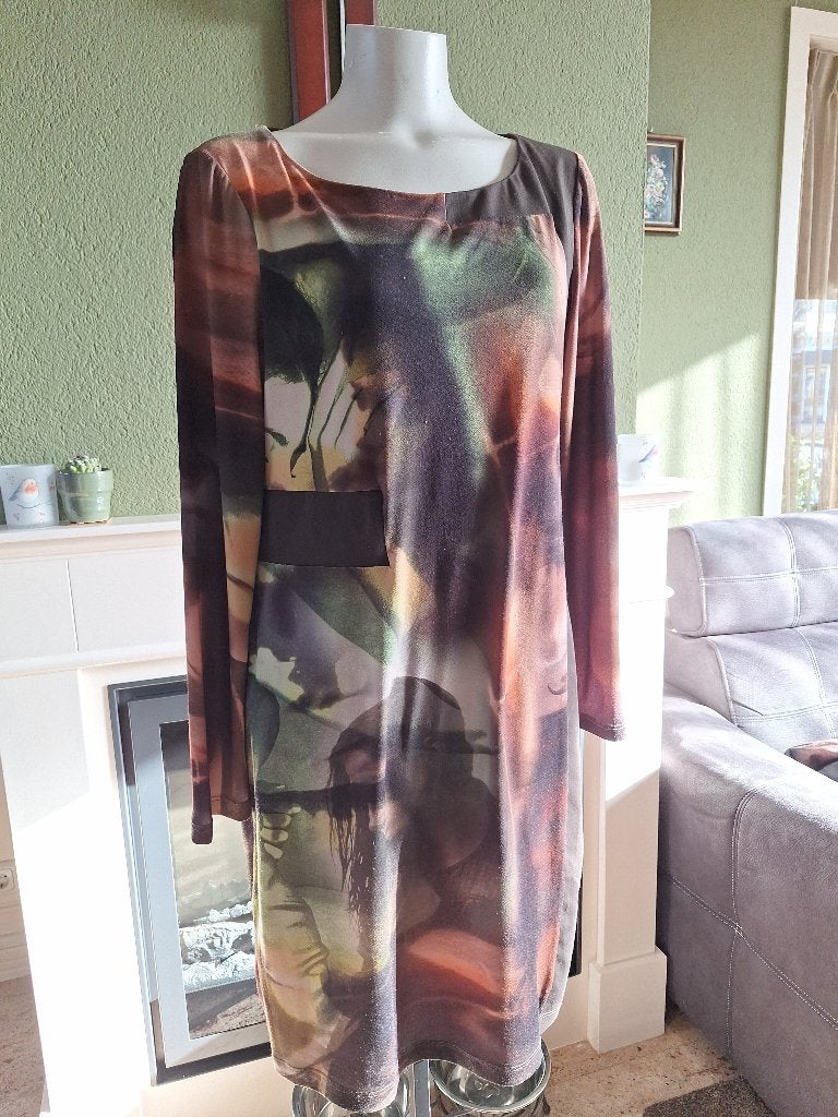 Eroke jurk gezicht print bruin groen mt 50 NL 46, Bruin, Verzenden, Maat 46/48 (XL) of groter, Knielengte