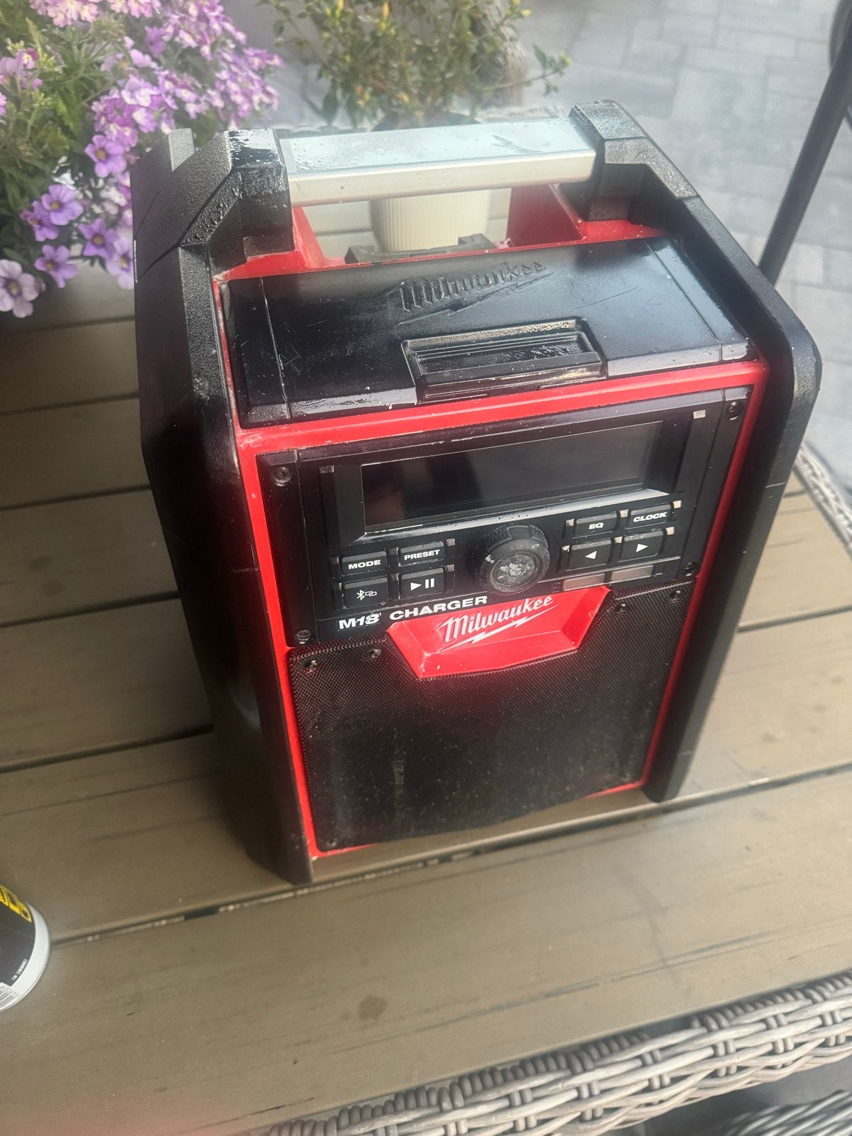 Milwaukee M18-RC bouwradio met oplader, Ophalen of Verzenden, Gebruikt, Bouwradio