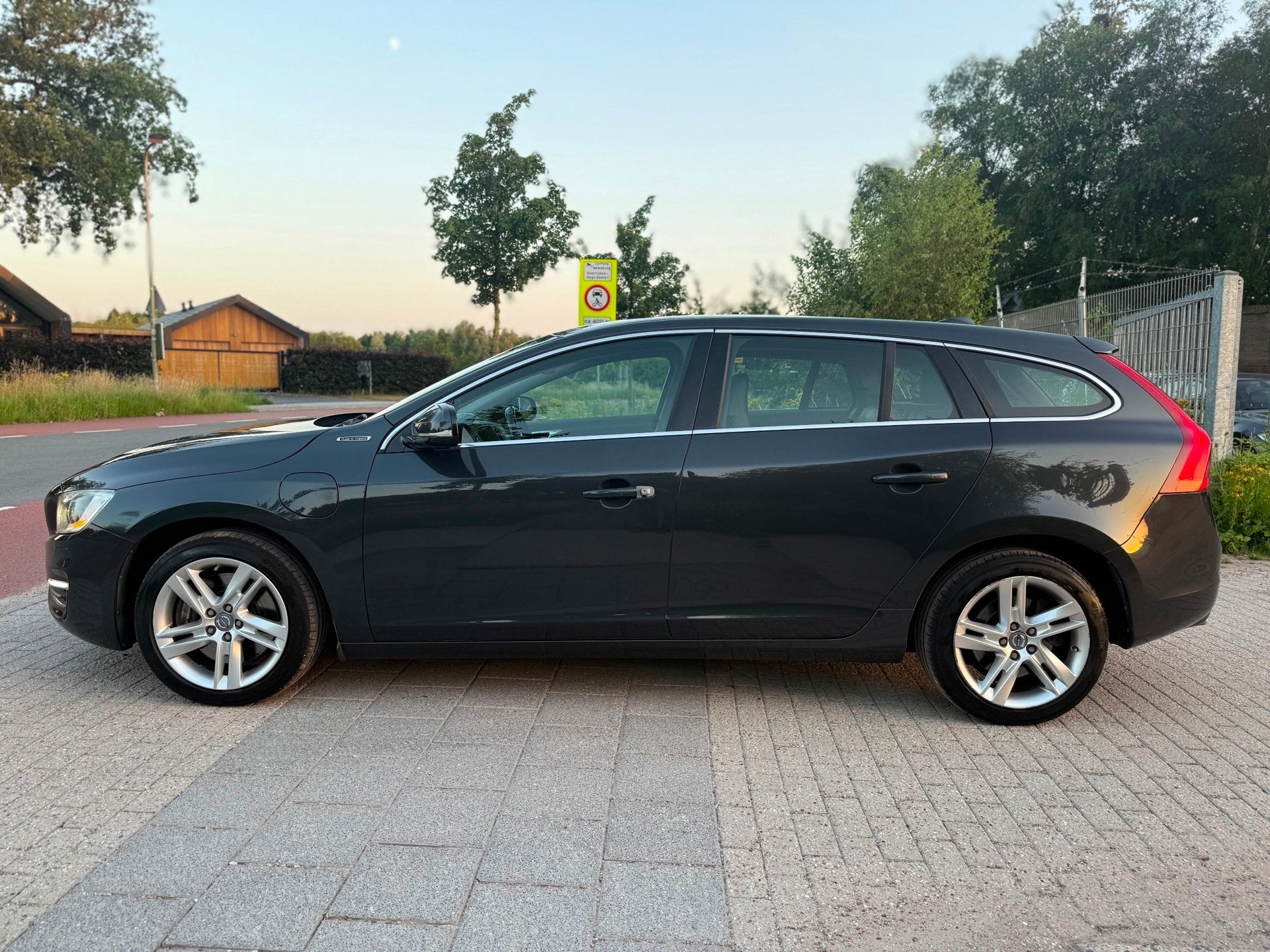 Volvo V60 2.4 D6 AWD Plug-In Hybrid Summum Automaat, Auto's, Automaat, Vierwielaandrijving, 11 kWh, Te koop