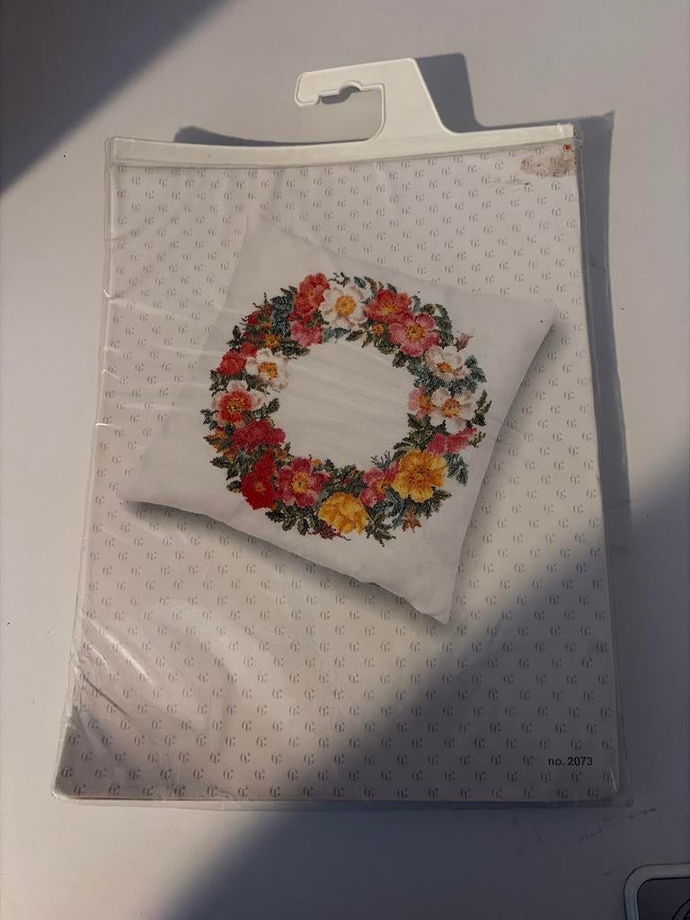 Thea Gouverneur Borduurpakket Krans met rozen Nieuw, Ophalen of Verzenden, Nieuw, Handborduren, Borduurpakket