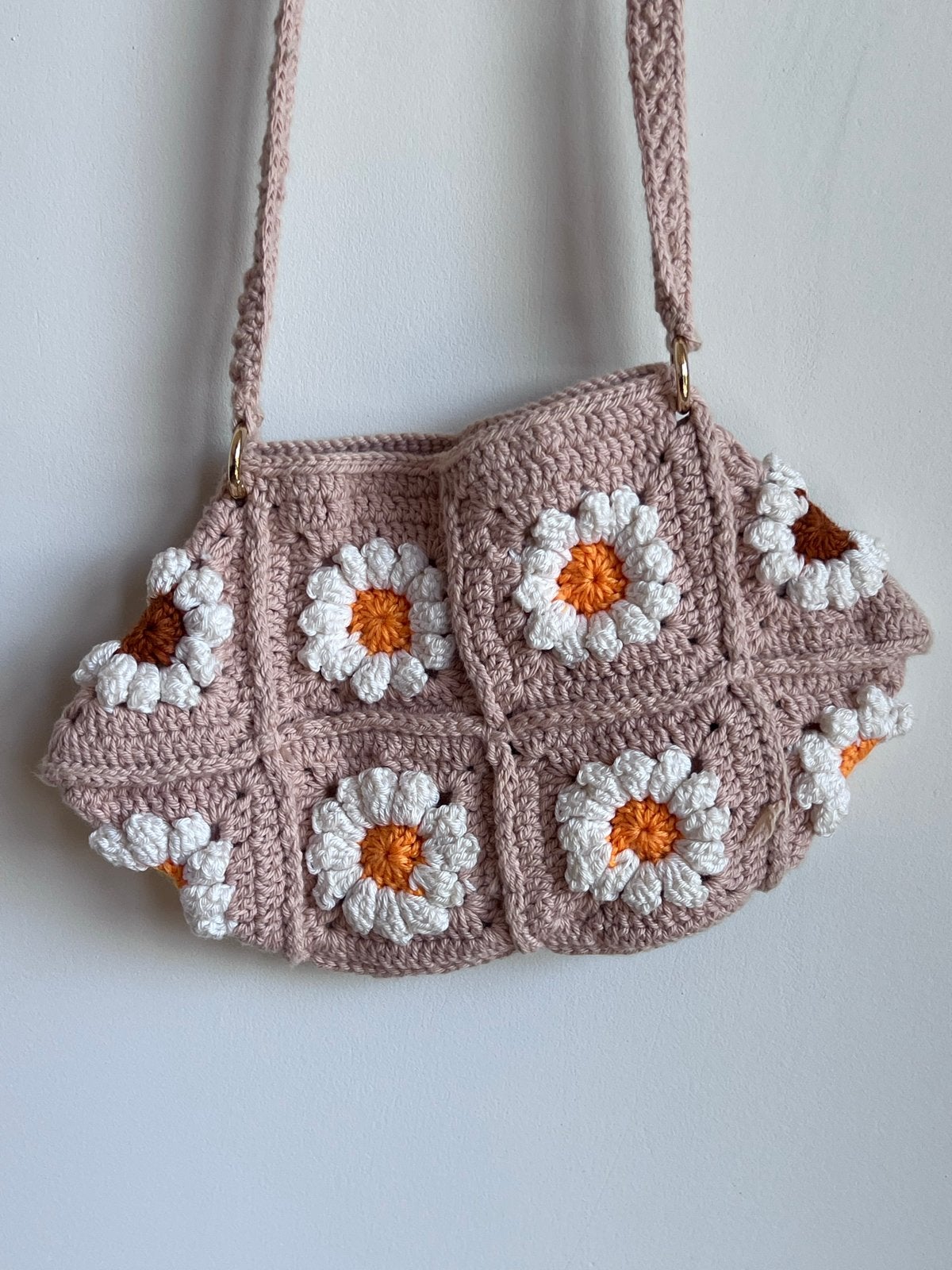 Gehaakte schoudertas met madeliefjes, Sieraden, Tassen en Uiterlijk, Tassen | Damestassen, Ophalen of Verzenden, Nieuw, Roze, Schoudertasje