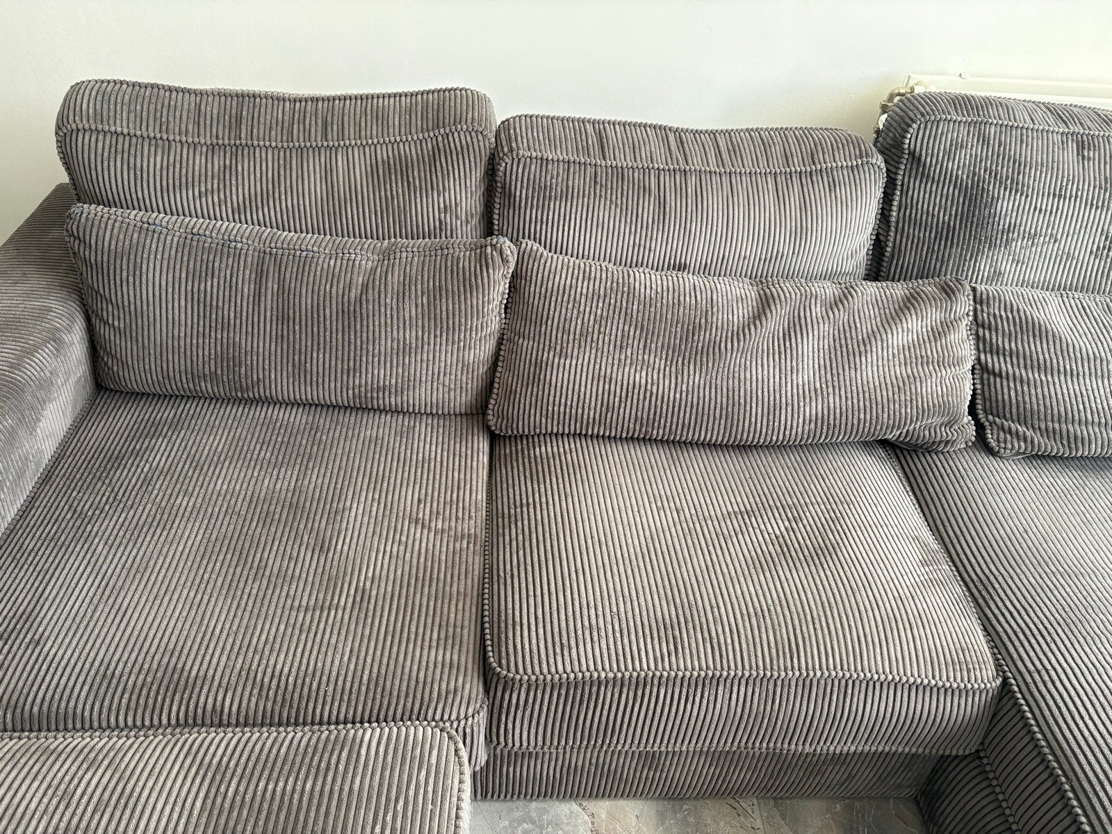 Grijze ribfluwelen hoekbank met chaise longue, Huis en Inrichting, Banken | Bankstellen, Ophalen, 250 tot 300 cm, Gebruikt, Hoekbank