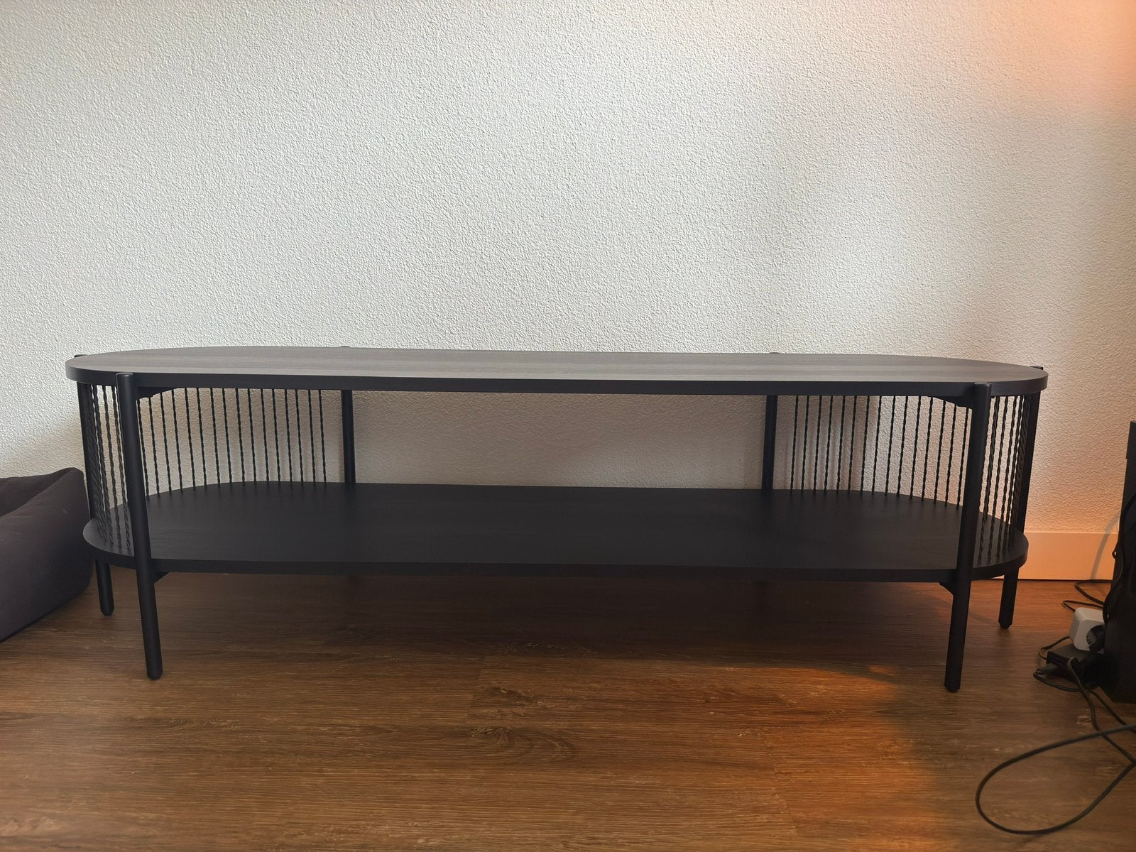 TV-meubel JYSK SNESLEV – Zwart – Zo goed als nieuw, Ophalen, 100 tot 150 cm, Zo goed als nieuw, 25 tot 50 cm
