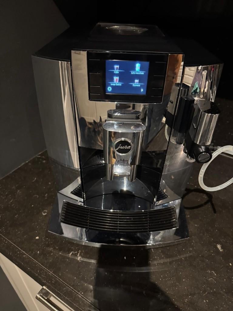 Jura e8 chrome 2021, 4 tot 10 kopjes, Ophalen, Zo goed als nieuw, Koffiemachine