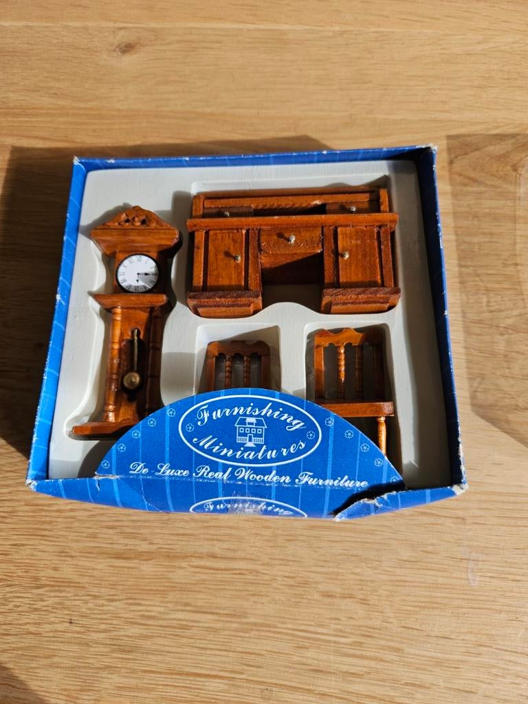 Poppenhuis Meubeltjes Set - Bureau, Klok & Stoelen, Ophalen of Verzenden, Zo goed als nieuw, Gebruiksvoorwerp