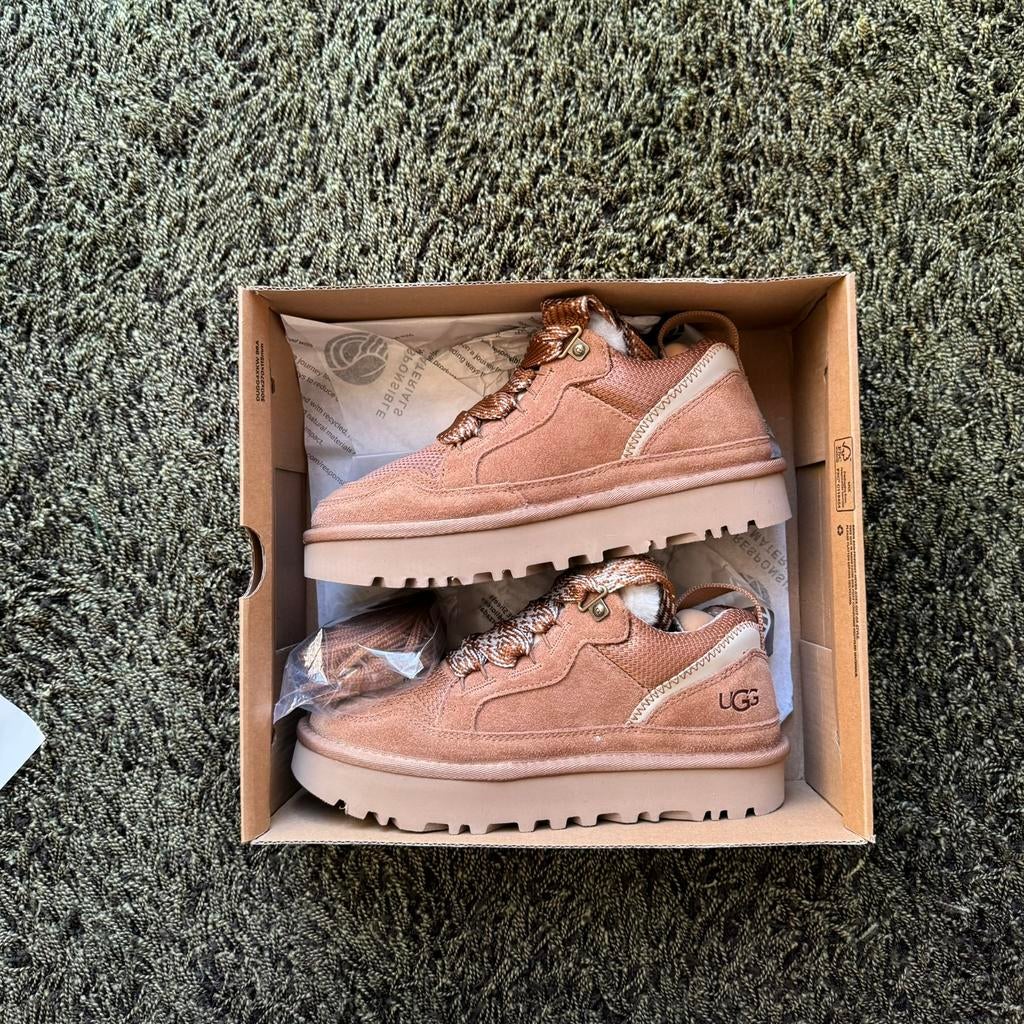 UGG Lowmel sand maat 38, Verzenden, Beige, Zo goed als nieuw, Pantoffels of Sloffen