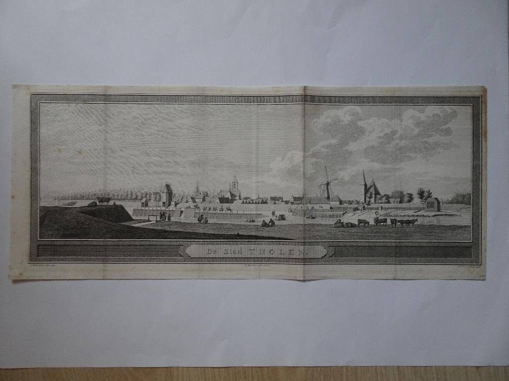 gravure lang zicht op Tholen, JC Philips Tirion 1752, Verzenden, Stadsgezicht, Gravure, Origineel