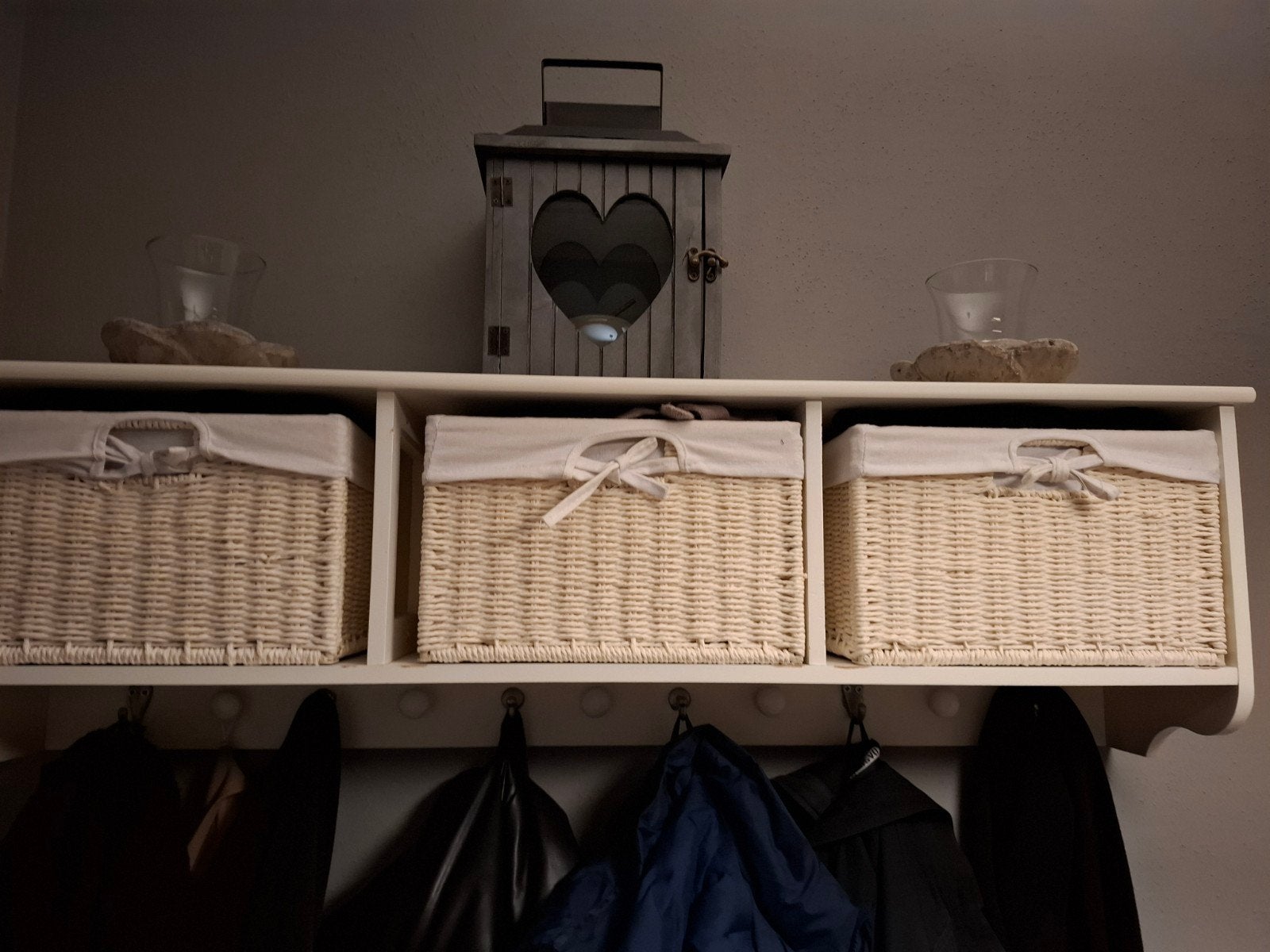 Witte kapstok met rieten mandjes, Huis en Inrichting, Woonaccessoires | Kapstokken, Gebruikt, Wandkapstok, Minder dan 100 cm, Hout
