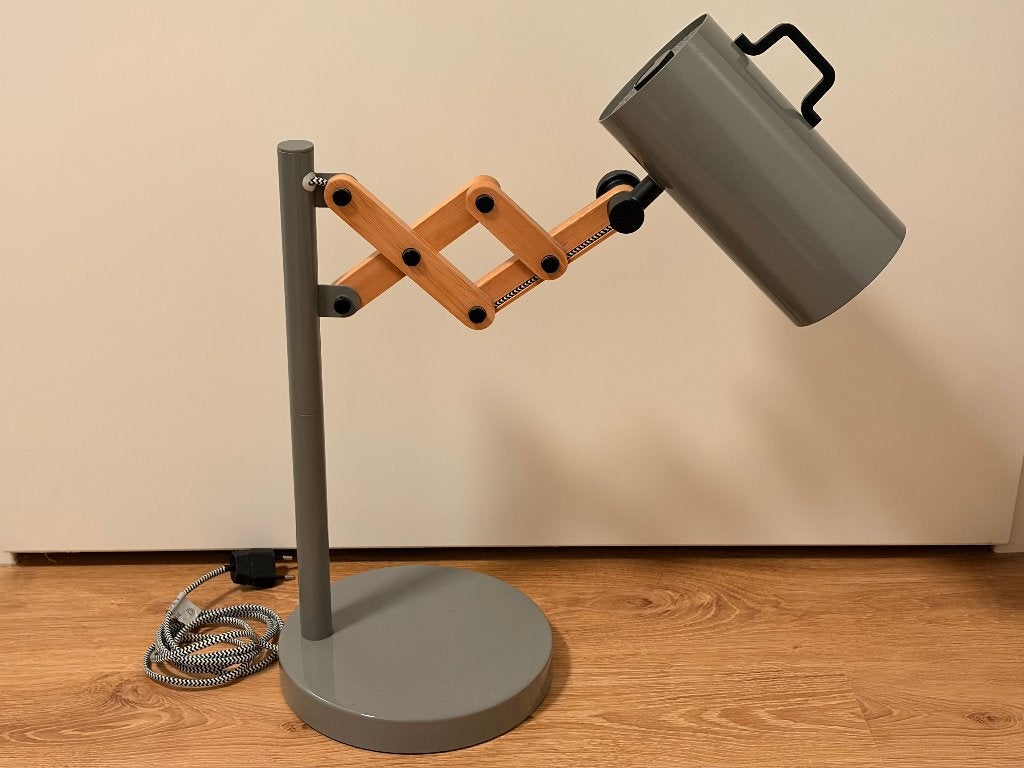 Zuiver grijze tafellamp met houten schaararm, Huis en Inrichting, Lampen | Tafellampen, Bureaulamp, Overige merken, 55 cm, Zo goed als nieuw