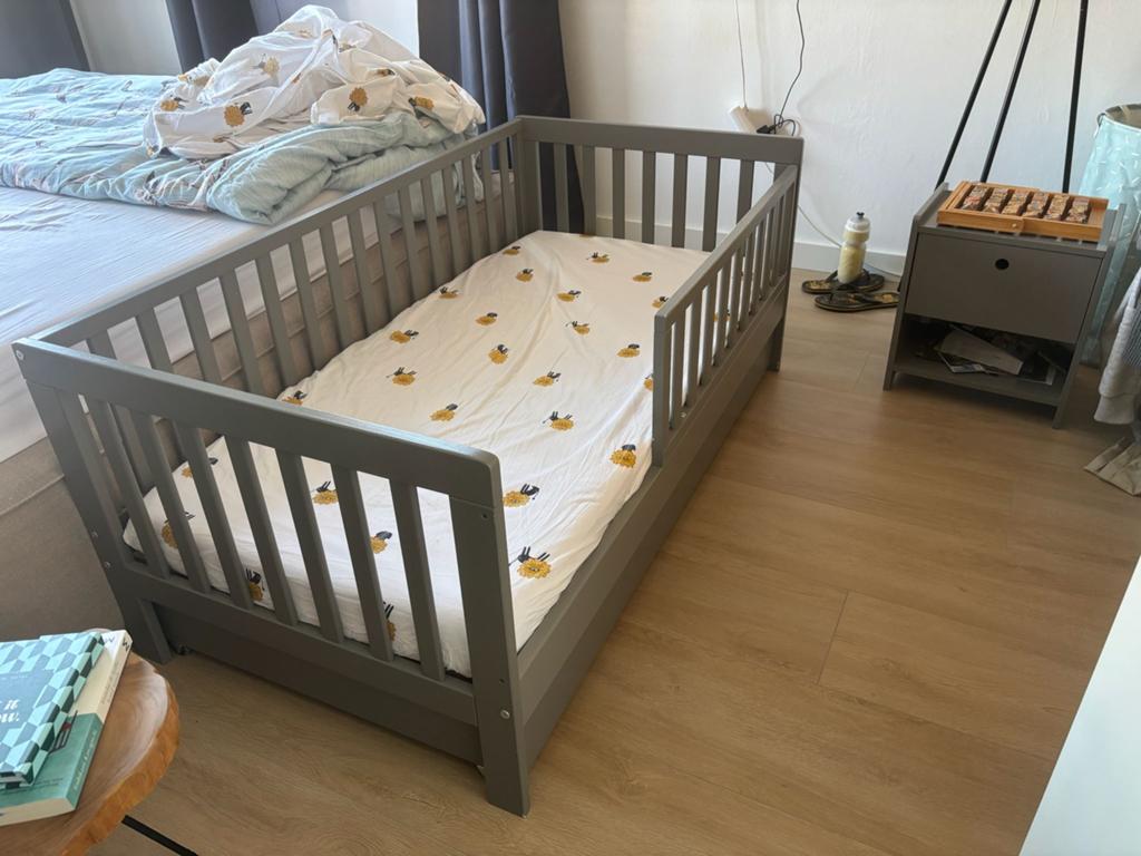 Peuterbed met matras en nachtkastje, Gebruikt, 70 tot 85 cm, 140 tot 160 cm, Ophalen