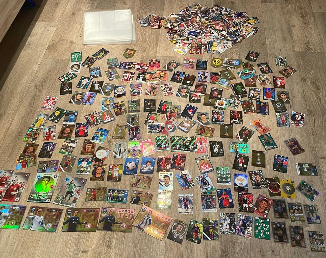 Grote hoeveelheid panini adrelyn xl voetbal kaartjes, Ophalen of Verzenden, Zo goed als nieuw