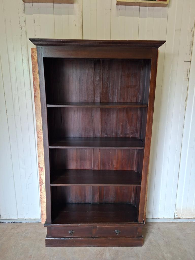 Koloniaal teakhouten boekenkast afm: 97x32m en 180cm hoog.