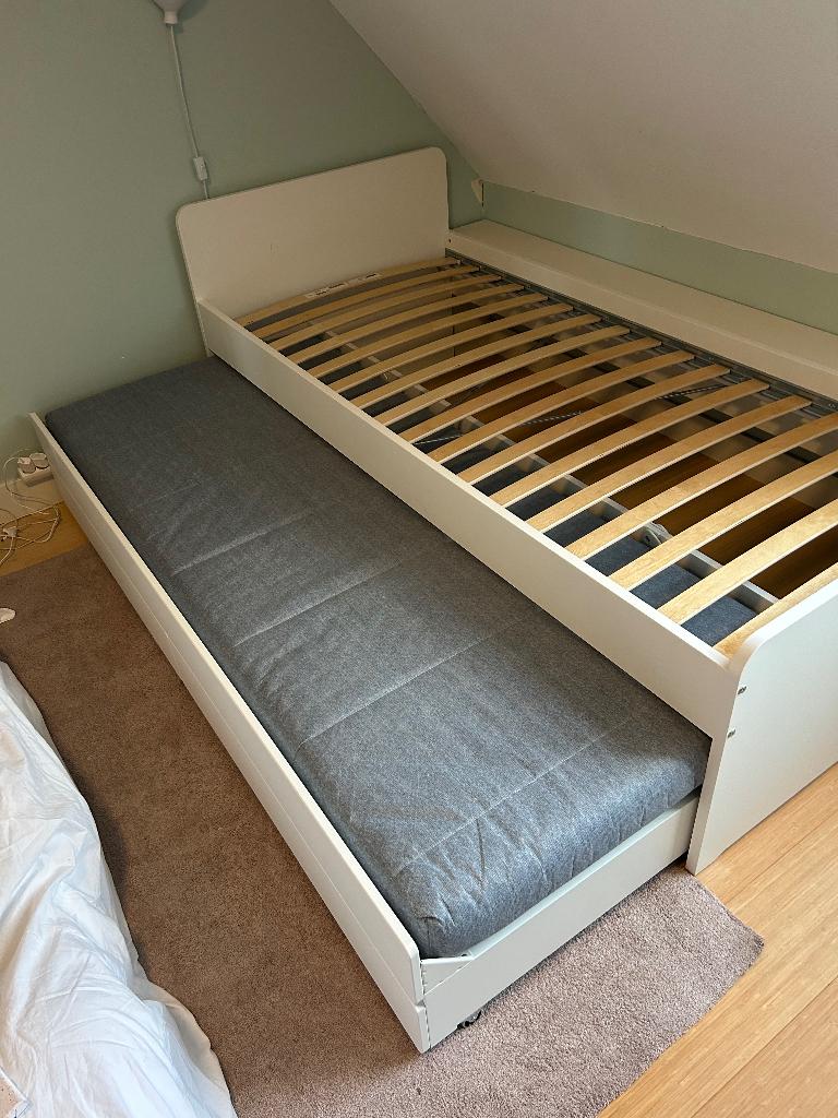 IKEA Slackt bedframe met onderschuifbed en opbergers, Ophalen, 85 tot 100 cm, Zo goed als nieuw, Matras