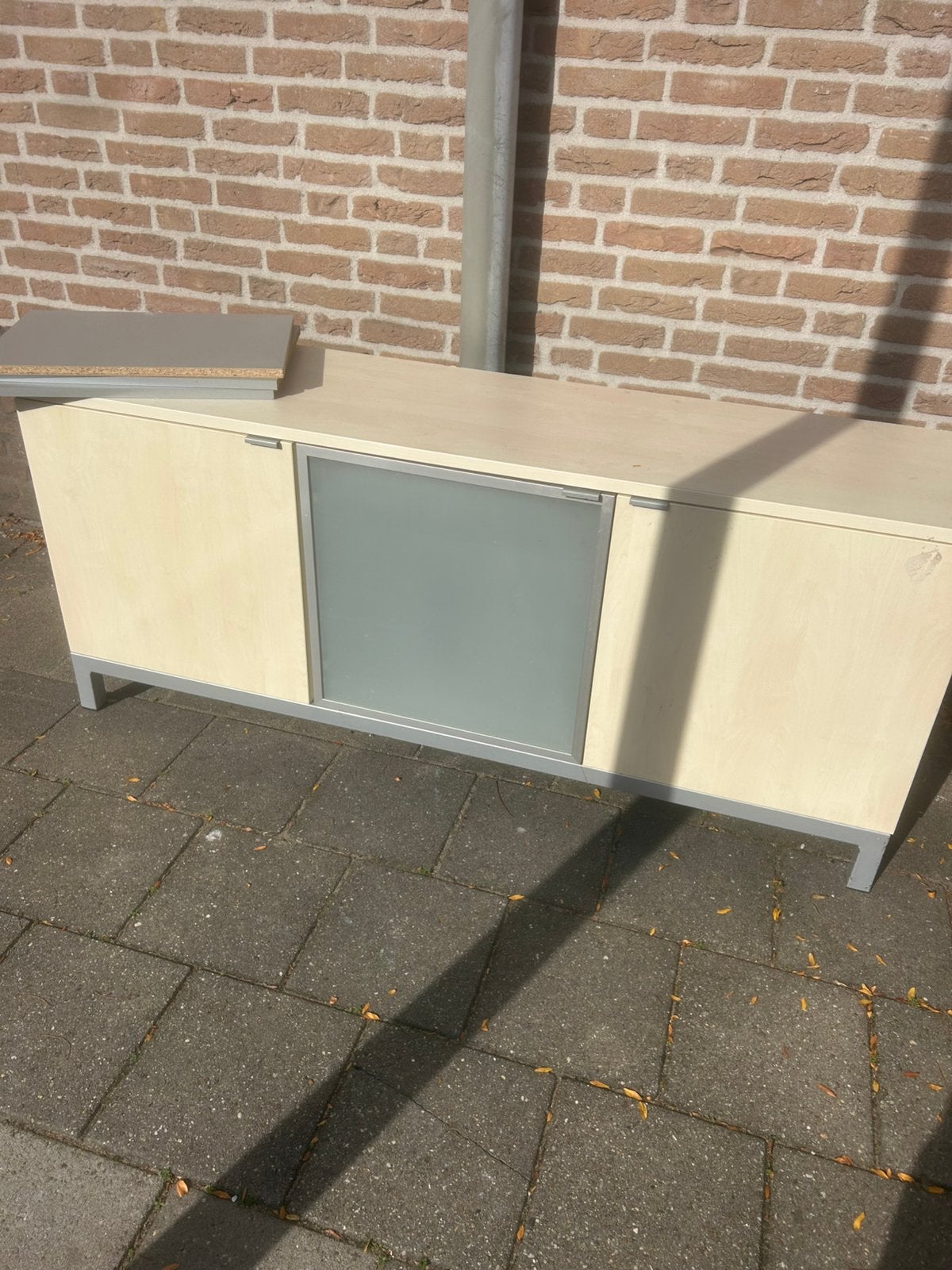 GRATIS DRESSOIR / TV KAST met 3 schapjes, Huis en Inrichting, Ophalen, 100 tot 150 cm, Modern + Strak, 25 tot 50 cm