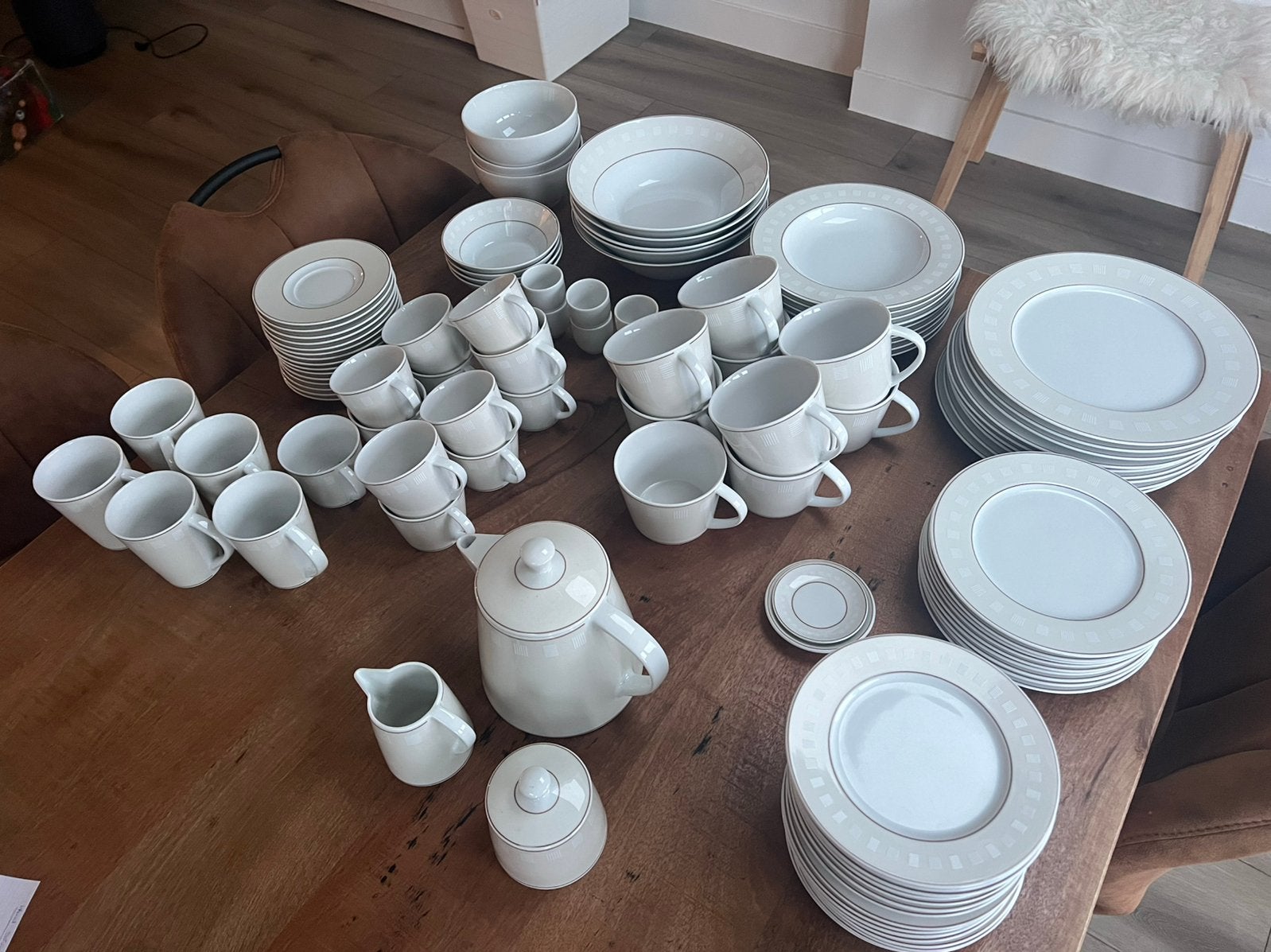111-delig wit/beigekleurig servies (zgan), Ophalen, Zo goed als nieuw, Porselein, Overige stijlen