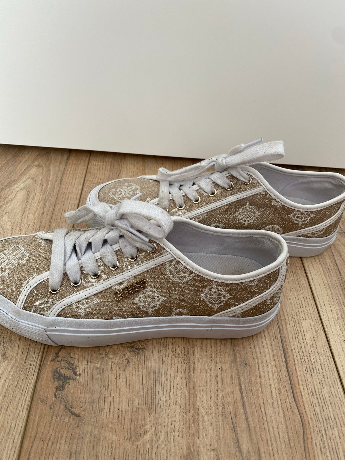 Guess sneakers met logo print - Maat 38, Verzenden, Beige, Sneakers of Gympen, Gedragen