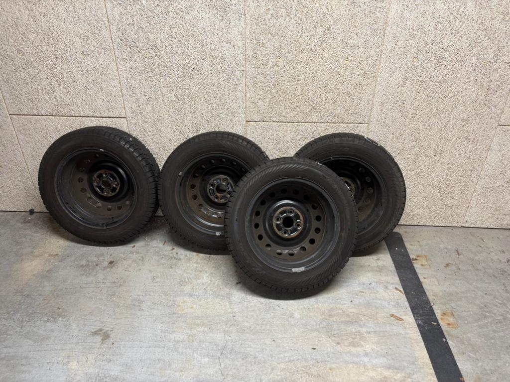 Vier Yokohama winterbanden - 175/65 R15 84T, Ophalen, 15 inch, 175 mm, Winterbanden